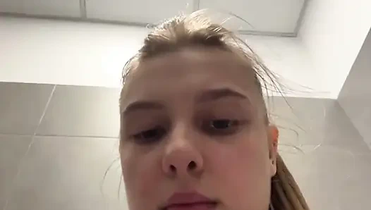 Alışveriş merkezinde göt deliğimi parmaklıyorum yakın çekim