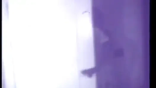 Azgın siyah beyaz orta yaşlı seksi kadın ve takma yarak dildo ile klasik üçlü grup seks (ses yok ama müzik)