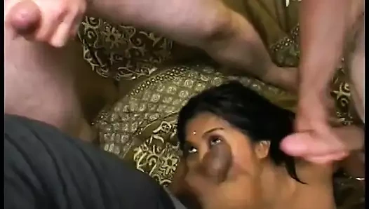 Azgın adamlar edepsiz bir grup seks eyleminden sonra yoğurt kamyonunu güzel Hintli Rani Khan'ın yüzüne çarpıyor