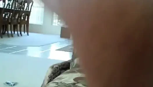 Melanie kocasına oyununu izletiyor
