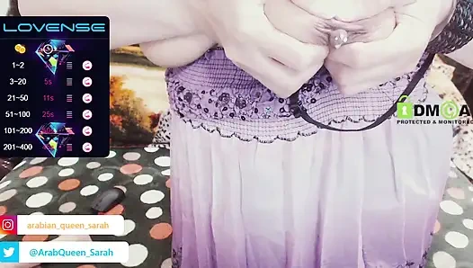 Kraliçe Sarah'ın ateşli göğüsleri çığlık atıyor ve sonra sütü dışarı çıkıyor!