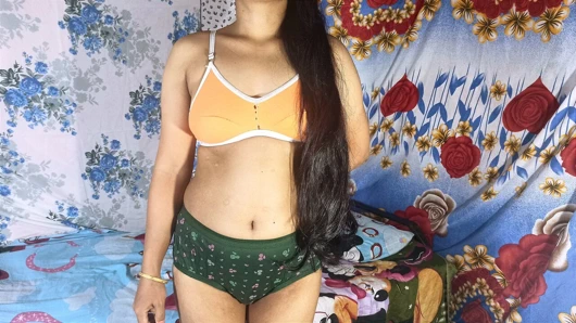 Hintli büyük götlü tombul üvey kız kardeş domaltarak sert sert seks