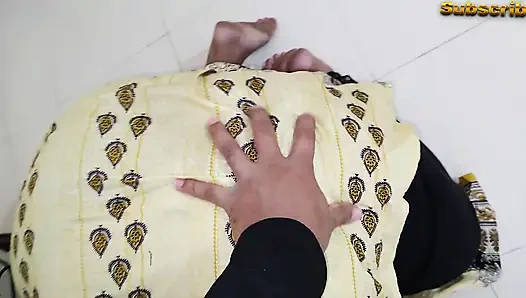 Hintli hizmetçi temizlik odasında prezervatifle ev sahibi tarafından sikiliyor