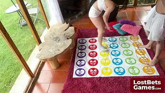 Striptiz Twister oyunu kazananı için sakso sürprizi