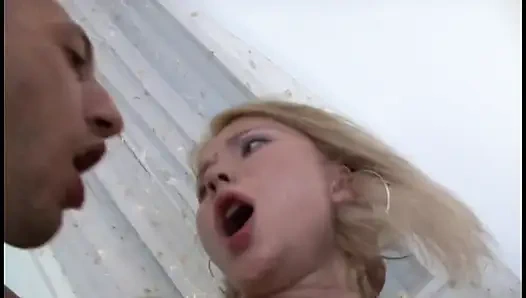 Sevimli sarışın götten sikilmeden önce yarağını gırtlağına kadar alıyor