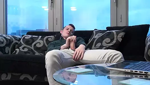 Üvey annem bir sürtük! 18 yaşındaki üvey oğlunu sikiyor