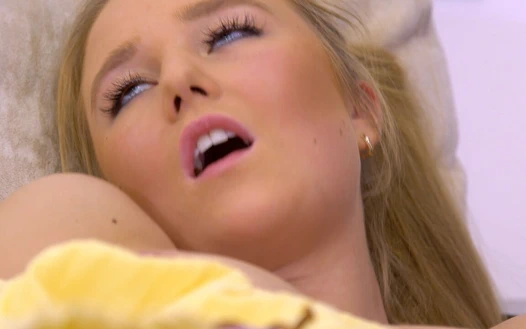 Sarışın Genç Güzellik Büyük Bir Dildoyla Mastürbasyon Yapıyor