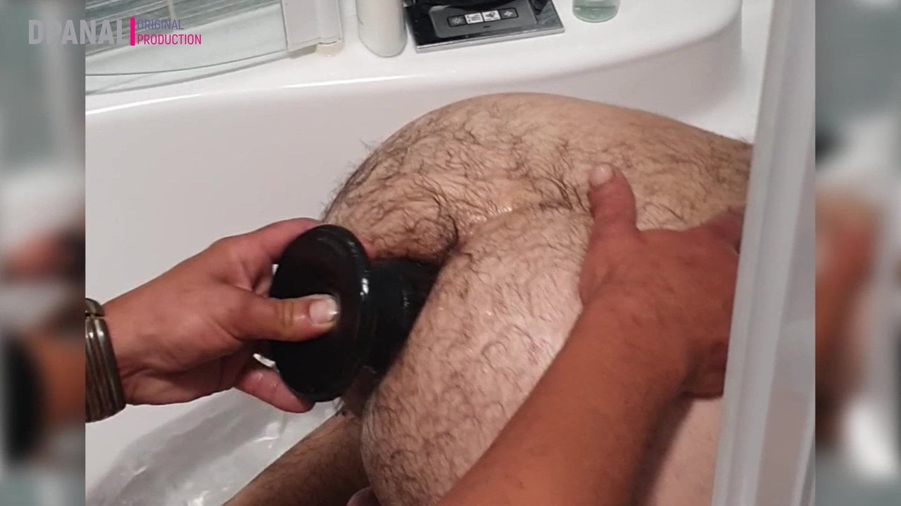 Büyük yapay penis ve şişme fiş ile banyoda anal yıkım