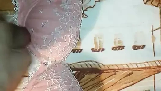 Küçük kız kardeşinin yeni pembe sutyeniyle oynamak