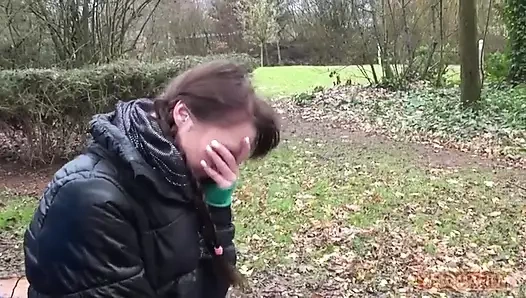 Küçük memeli sıska kız ormanda kayboldu ve özel yardım alıyor