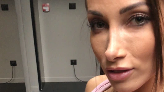 Spor salonunda kıçını gösteren esmer