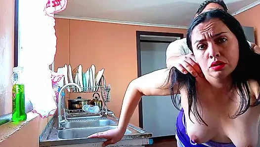 Üvey annemi mutfakta üstsüz sikiyorum ve yüksek sesle inliyor