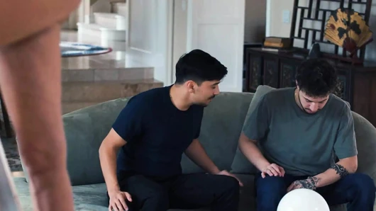 Annenin oğlu - yığılmış orta yaşlı seksi kadın Pristine Edge sapık röntgenci üvey oğlu ve en iyi arkadaşı tarafından sikiliyor