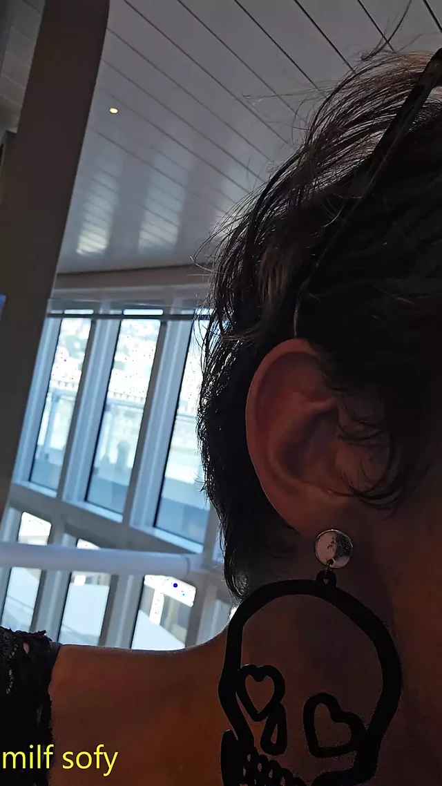 Я иду на лодке ищу незнакомца, чтобы трахнуть мою задницу - он обожает милф