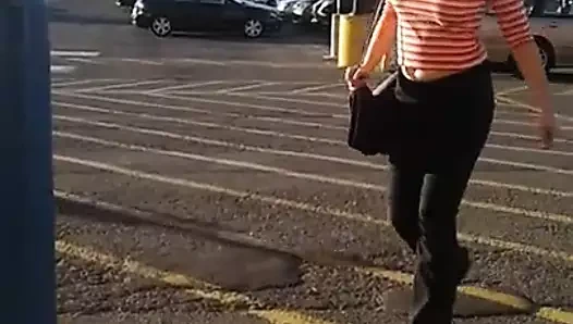 Sürtük göğüslerini hokkabazlık yapıyor