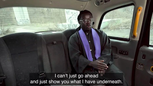 Kadın sahte taksi büyük memeli porno yıldızı zenci mystique taksisinin arkasında bir rahibe biniyor