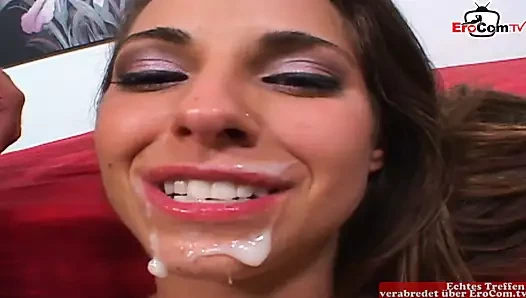 Küçük memeli sıska esmer genç, döküm seksten sonra ağzına bir cumshot alır