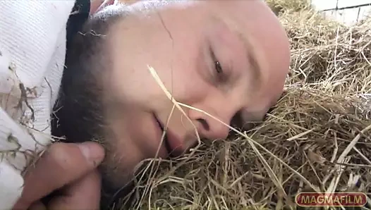 Çiftçiyi inek gibi sağıyor, sadece çiftçinin sikişmesine izin veriliyor