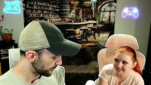 Rewuwa Oturup Vibratöre Biniyor Kutu açılıp Mastürbasyon Yapıyor