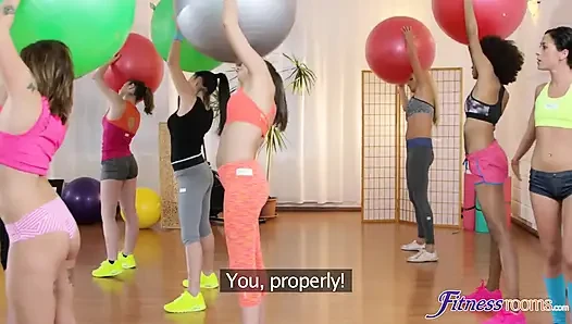Fitness odaları - spor salonu orta yaşlı seksi kadın ve öğrenciler tutkulu lezbiyen üçlü seks yapıyorlar