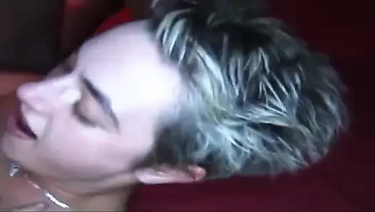 Sıska olgun hatun birden fazla zonklayan yarakla genişletiliyor