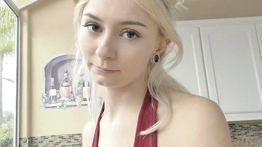 Balo randevusunda ayağa kalkan minik üvey kız istekli üvey babasını sikiyor