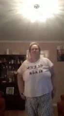 Büyükanne oturma odasında gösteriş yapıyor