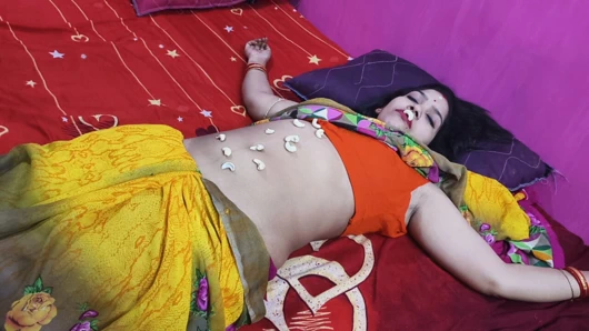 Kocam ve ben ateşli romantizm büyük göğüsler öpüşme sahneleri ile gösteriyor (güzel Bengalli çift seks videosu)