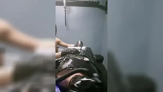 Çaresiz Köle Sert Dilasyon Sırasında Solunum Maskesiyle Acı Çekiyor.