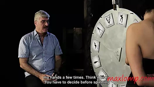 Ateşli orta yaşlı seksi kız için ağrılı oyun başlıyor