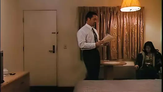 Esmer orta yaşlı seksi kadınla üçlü seks