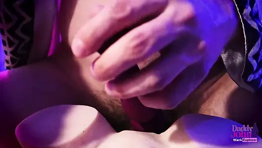 Üvey baba seni mastürbasyon yaparken gördü ve sert boşalana kadar seni sikiyor!