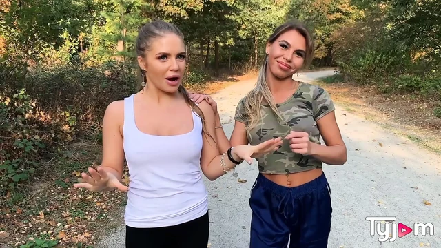 Şanslı adam 2 çarpıcı ateşli kaltakla sikişiyor