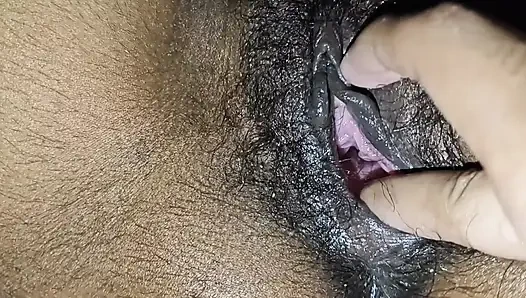 Masaj büyük amcığı parmaklıyor ve prezervatif giyerken siyah kıllı büyük zenci yarağıyla sikiliyor.