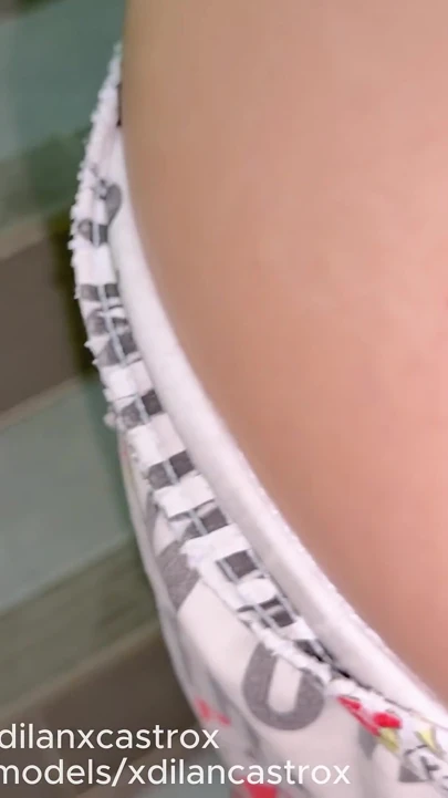 Tatli Pasif Eşcinsel Twink, Kiz Kardeşinin Erkek Arkadaşi Tarafindan Çiplak Karşi Sevişiyor.