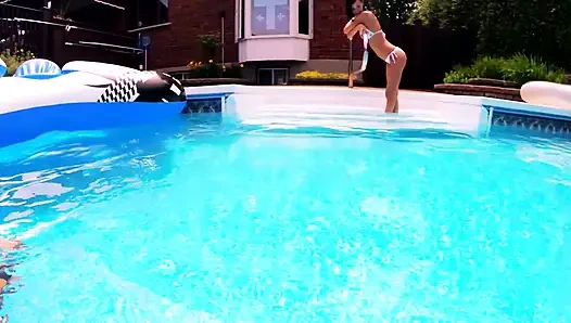 Havuz başında ıslak yarak ve amcık oyunları