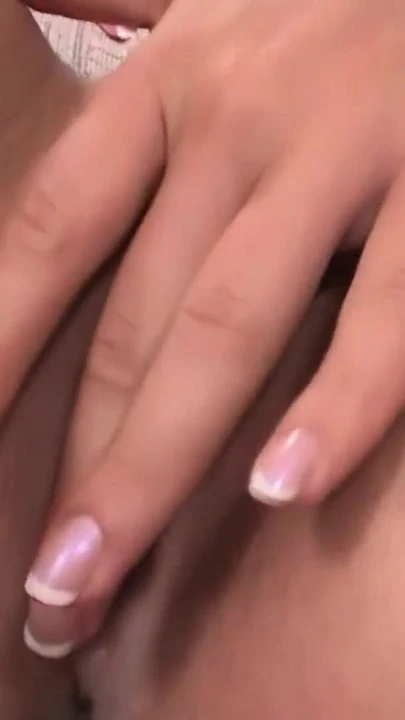 "Bir partiye davet edildi ve pişman değildi! Ateşli genç sürtük üniversitede 2 adam tarafından sikiliyor!"