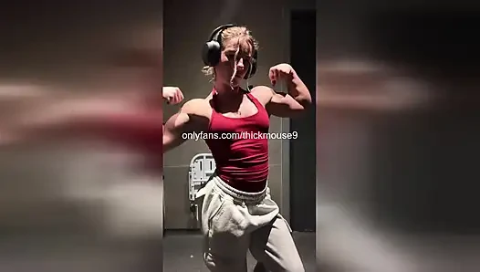Tiktok kazası: kaslı 18 yaşındaki kız ıslak amcığını canlı olarak teşhir ediyor!