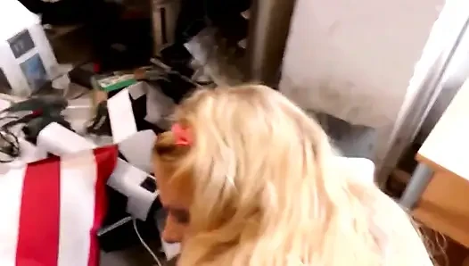 Dövmeli büyük memeli seksi sarışın atölyede sert yarakla sert sikiliyor
