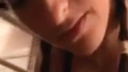 Muhteşem busty saç örgüsü sürmek ve yüz bakımı alır