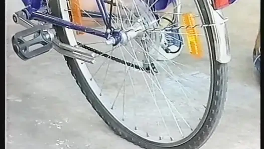 Kıvırcık saçlı sarışın genç kız sakso çekiyor ve sıkı götünü siktiriyor