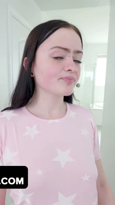 Üvey kızın büyük bir üreme fetişi var ve üvey babası bu konuda bir şeyler yapmak zorunda | Klip 1