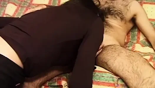 Maskeli orta yaşlı seksi kadının kıllı götü genişçe damlıyor
