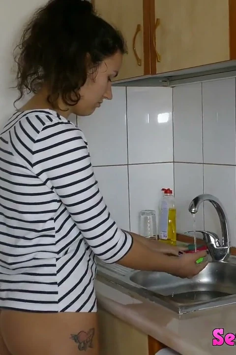 Bulaşıkları yıkamak yerine yarak emmeyi tercih ediyor