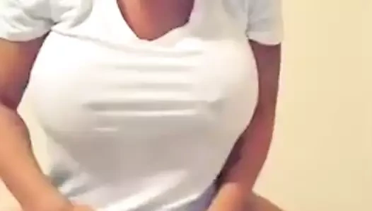 Brittany elizabeth onun taç yapraklarını okşuyor