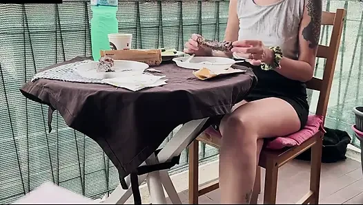 Lara et yiyor, sonra sakso çekiyor ve kanepede dölleniyor