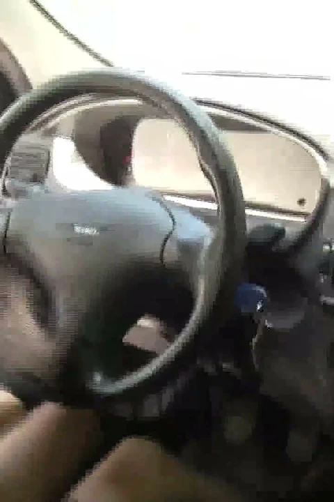 Seksi metal topuklu ayakkabılarla siyah pompalarda vardiya çubuğunun şehvetli muamelesi