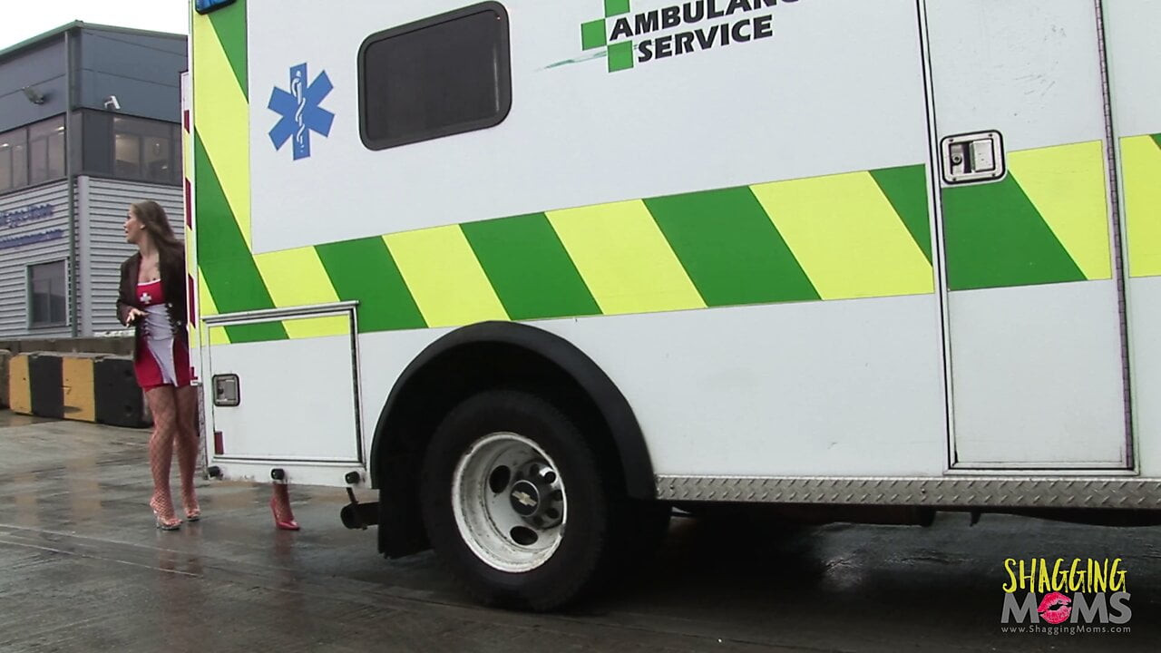 Yaramaz hemşireler ambulansta iki adamla eğleniyor