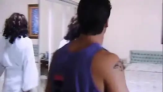 Muhteşem esmer Isabella sakso çekiyor ve götünü siktiriyor
