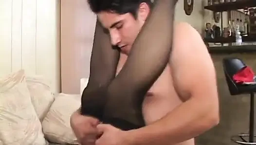 Çoraplı olgun sarışın genç bir adama amını siktiriyor